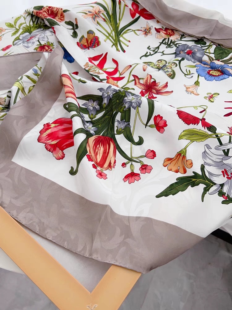 Lenço de seda com padrão floral com impressão digital personalizada